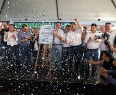 Pessoas comemorando entrega pavimentação em concreto da PR-180