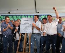Pessoas comemorando entrega pavimentação em concreto da PR-180