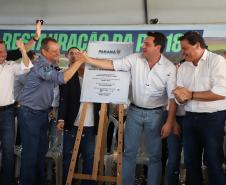 Pessoas comemorando entrega pavimentação em concreto da PR-180
