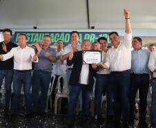 Pessoas comemorando entrega pavimentação em concreto da PR-180