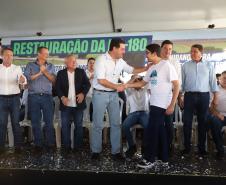 Pessoas comemorando entrega pavimentação em concreto da PR-180