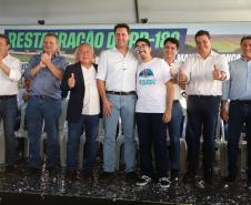Pessoas comemorando entrega pavimentação em concreto da PR-180