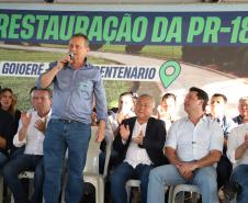 Pessoas comemorando entrega pavimentação em concreto da PR-180