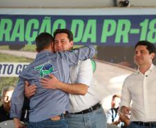 Pessoas comemorando entrega pavimentação em concreto da PR-180