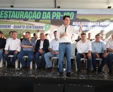 Pessoas comemorando entrega pavimentação em concreto da PR-180