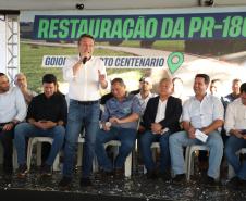 Pessoas comemorando entrega pavimentação em concreto da PR-180