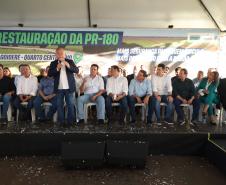 Pessoas comemorando entrega pavimentação em concreto da PR-180