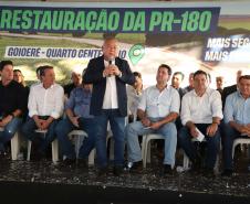 Pessoas comemorando entrega pavimentação em concreto da PR-180