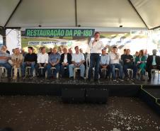 Pessoas comemorando entrega pavimentação em concreto da PR-180