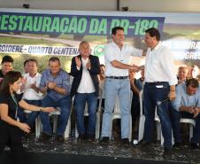 Pessoas comemorando entrega pavimentação em concreto da PR-180