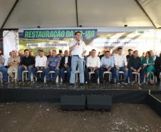 Pessoas comemorando entrega pavimentação em concreto da PR-180
