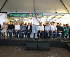 Pessoas comemorando entrega pavimentação em concreto da PR-180