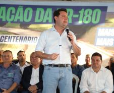 Pessoas comemorando entrega pavimentação em concreto da PR-180