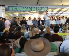 Pessoas comemorando entrega pavimentação em concreto da PR-180