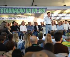 Pessoas comemorando entrega pavimentação em concreto da PR-180