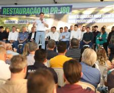Pessoas comemorando entrega pavimentação em concreto da PR-180
