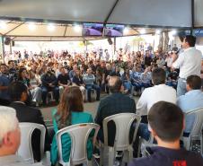 Pessoas comemorando entrega pavimentação em concreto da PR-180