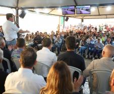 Pessoas comemorando entrega pavimentação em concreto da PR-180