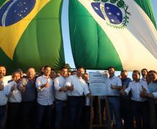 Pessoas comemorando entrega pavimentação em concreto da PR-180