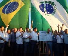 Pessoas comemorando entrega pavimentação em concreto da PR-180