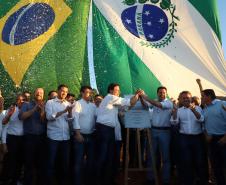 Pessoas comemorando entrega pavimentação em concreto da PR-180