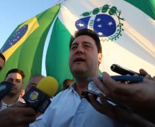 Pessoas comemorando entrega pavimentação em concreto da PR-180