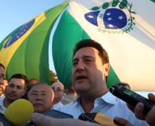 Pessoas comemorando entrega pavimentação em concreto da PR-180