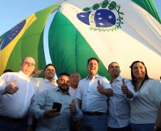 Pessoas comemorando entrega pavimentação em concreto da PR-180