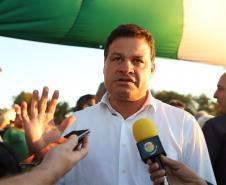 Pessoas comemorando entrega pavimentação em concreto da PR-180