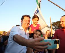 Pessoas comemorando entrega pavimentação em concreto da PR-180