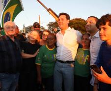Pessoas comemorando entrega pavimentação em concreto da PR-180
