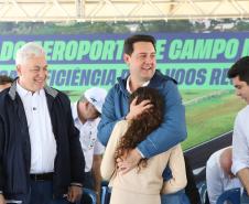 Pessoas na inauguração da nova pista do aeroporto de Campo Mourão