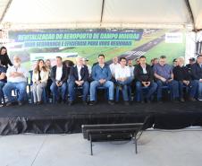 Pessoas na inauguração da nova pista do aeroporto de Campo Mourão