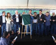 Pessoas na inauguração da nova pista do aeroporto de Campo Mourão