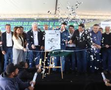 Pessoas na inauguração da nova pista do aeroporto de Campo Mourão