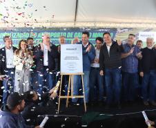 Pessoas na inauguração da nova pista do aeroporto de Campo Mourão