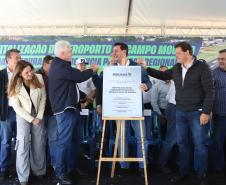 Pessoas na inauguração da nova pista do aeroporto de Campo Mourão