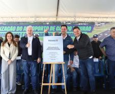 Pessoas na inauguração da nova pista do aeroporto de Campo Mourão