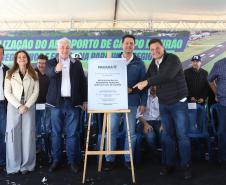 Pessoas na inauguração da nova pista do aeroporto de Campo Mourão