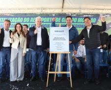 Pessoas na inauguração da nova pista do aeroporto de Campo Mourão