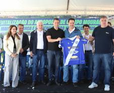 Pessoas na inauguração da nova pista do aeroporto de Campo Mourão