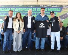 Pessoas na inauguração da nova pista do aeroporto de Campo Mourão
