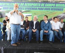 Pessoas na inauguração da nova pista do aeroporto de Campo Mourão