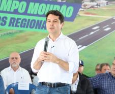 Pessoas na inauguração da nova pista do aeroporto de Campo Mourão