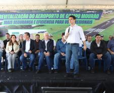 Pessoas na inauguração da nova pista do aeroporto de Campo Mourão