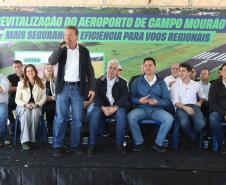 Pessoas na inauguração da nova pista do aeroporto de Campo Mourão