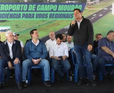 Pessoas na inauguração da nova pista do aeroporto de Campo Mourão
