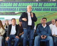 Pessoas na inauguração da nova pista do aeroporto de Campo Mourão