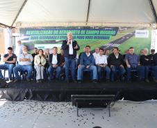 Pessoas na inauguração da nova pista do aeroporto de Campo Mourão