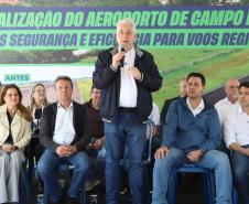 Pessoas na inauguração da nova pista do aeroporto de Campo Mourão
